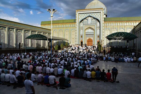 Праздничный намаз на Иди Курбон в Центральной соборной мечети имени Ходжи Якуба в Душанбе. - Sputnik Таджикистан