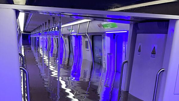 Затонувший вагон метро в Чжэнчжоу в провинции Хэнань в Китае - Sputnik Тоҷикистон