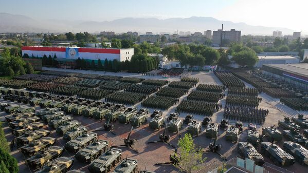В общей сложности в параде в Душанбе приняли участие порядка 5 тысяч военнослужащих. - Sputnik Таджикистан