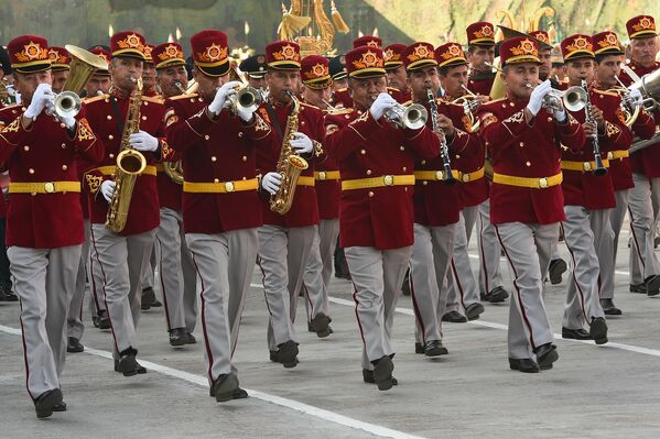 Под военные марши, исполняемые оркестром, прошел масштабный парад. - Sputnik Таджикистан