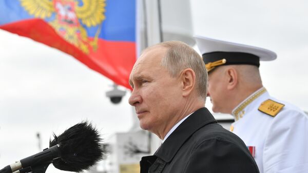 Президент РФ В. Путин принял участие в Главном военно-морском параде - Sputnik Таджикистан
