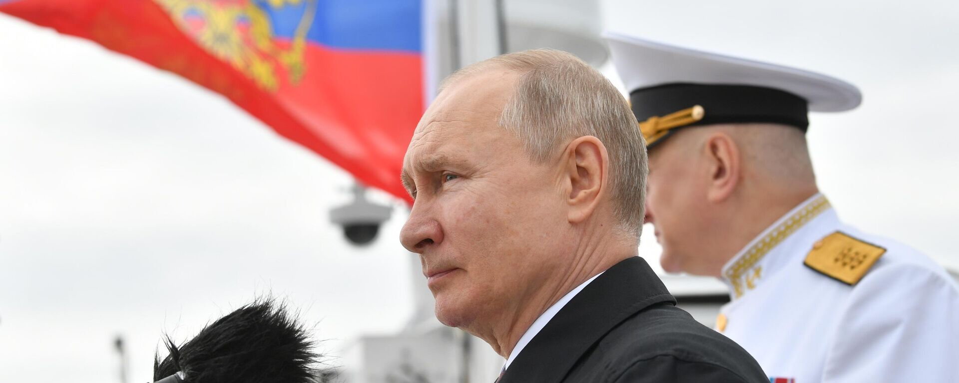 Президент РФ В. Путин принял участие в Главном военно-морском параде - Sputnik Таджикистан, 1920, 25.07.2021