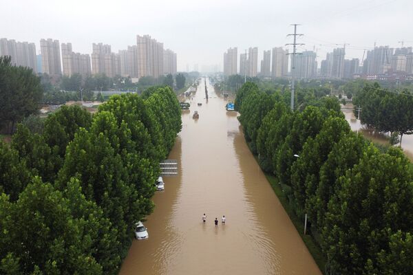 Вот так, например, выглядит затопленная дорога в Чжэнчжоу. - Sputnik Таджикистан