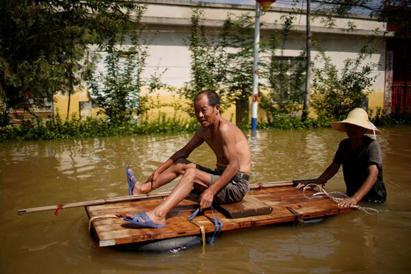 Люди вынуждены перебираться по улицам вплавь: кто на катерах, кто-то на самодельных плотах. - Sputnik Таджикистан