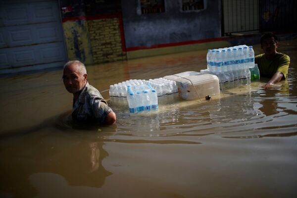 Вода на некоторых затопленных участках доходит до плеч и выше. - Sputnik Таджикистан
