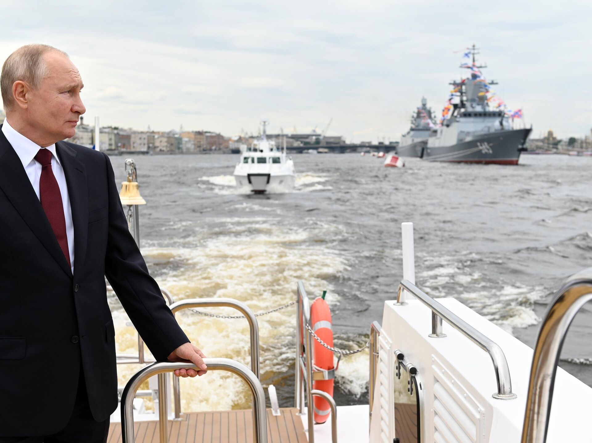 Путин в море