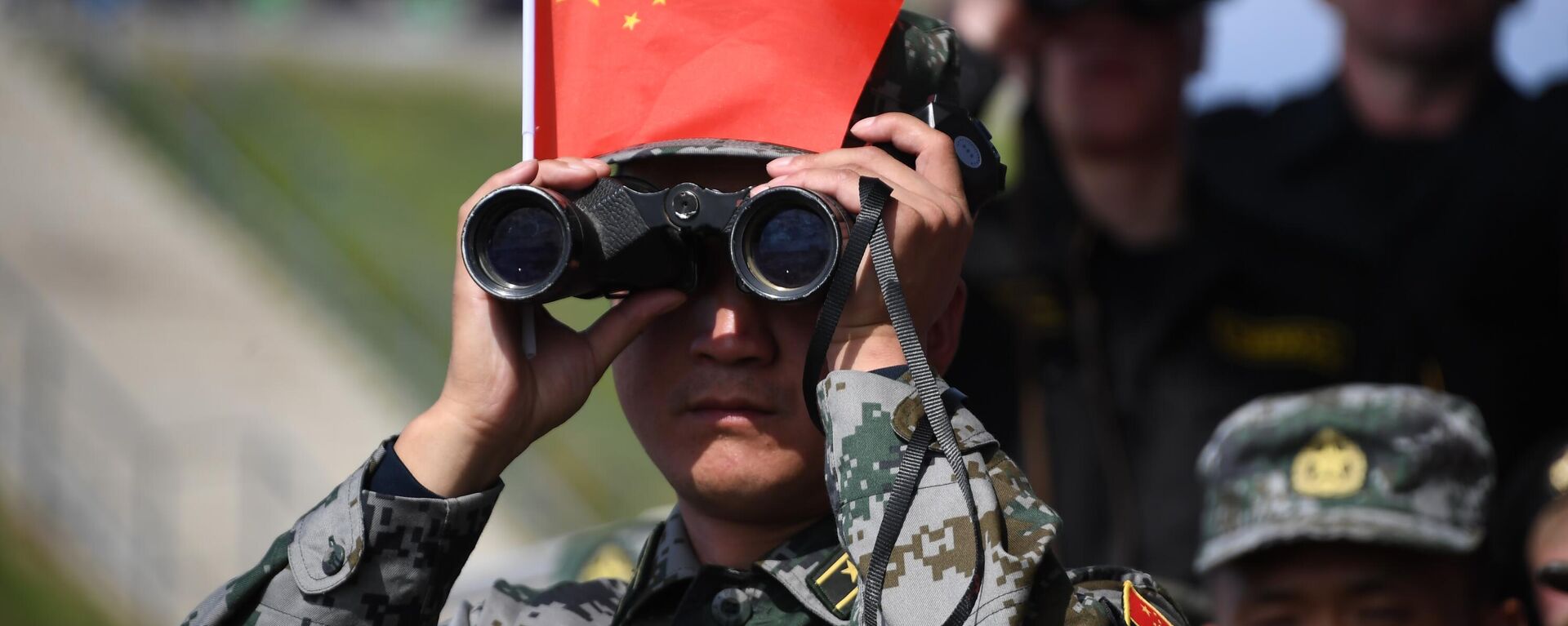 Военнослужащий армии Китая наблюдает в бинокль за соревнованиями  - Sputnik Таджикистан, 1920, 13.10.2021