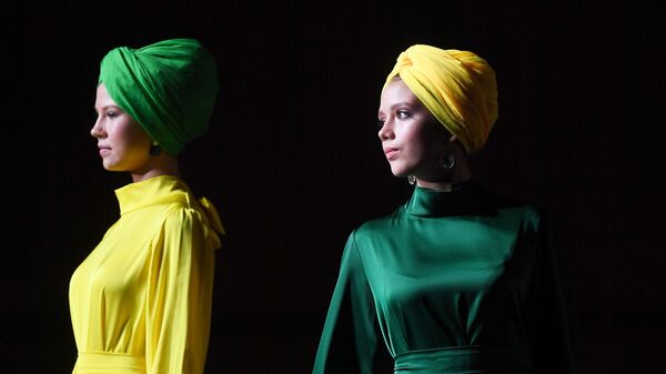 Показ коллекций одежды дизайнеров моды на Modest Fashion Day в рамках XII Международного экономического саммита Россия Исламский мир: KazanSummit  - Sputnik Тоҷикистон
