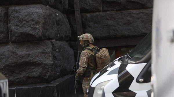 Спецназовец перед здание правительства Украины - Sputnik Таджикистан