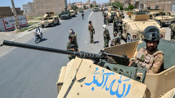 Подразделения коммандос Афганской национальной армии стоят на страже дороги на фоне продолжающихся боев между Талибаном и афганскими силами безопасности - Sputnik Таджикистан