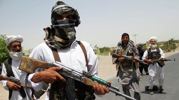  Бывшие моджахеды держат оружие, чтобы поддержать афганские силы в их борьбе против талибов - Sputnik Тоҷикистон