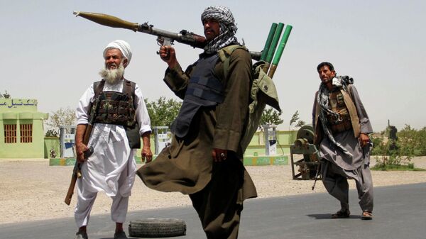  Бывшие моджахеды держат оружие, чтобы поддержать афганские силы в их борьбе против талибов - Sputnik Таджикистан