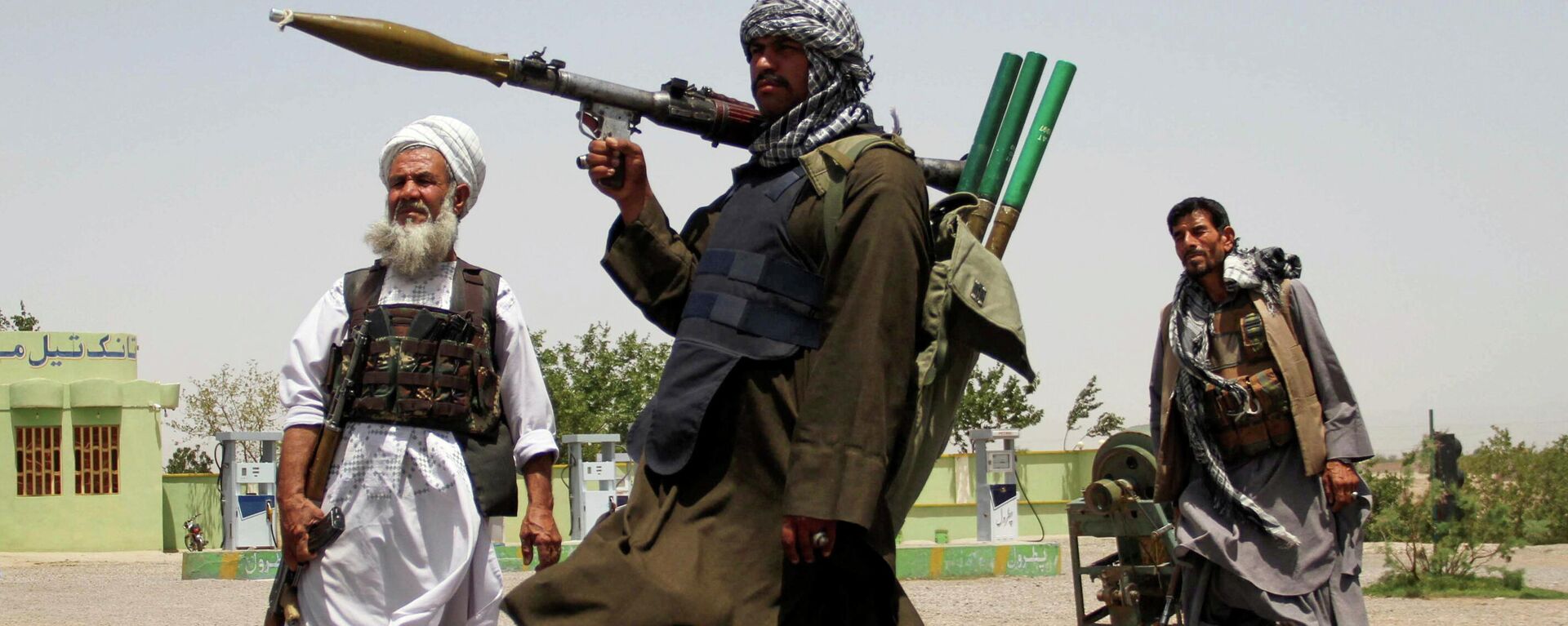  Бывшие моджахеды держат оружие, чтобы поддержать афганские силы в их борьбе против талибов - Sputnik Таджикистан, 1920, 11.08.2021