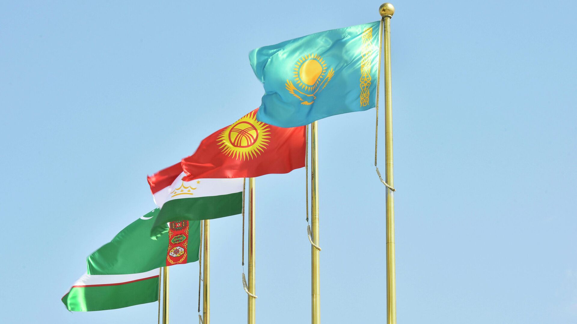 Флаги стран участников саммита Центральной Азии в Туркменистане - Sputnik Таджикистан, 1920, 16.03.2023