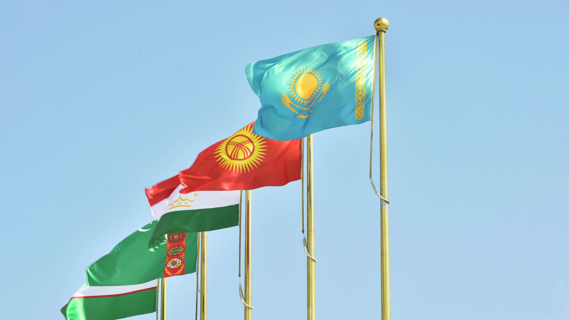 Флаги стран участников саммита Центральной Азии в Туркменистане - Sputnik Таджикистан, 1920, 10.07.2022