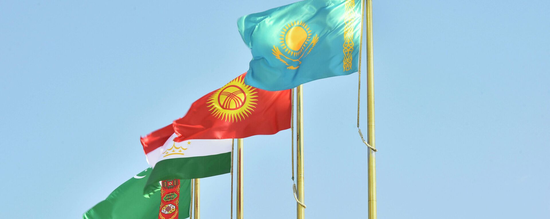 Флаги стран участников саммита Центральной Азии в Туркменистане - Sputnik Тоҷикистон, 1920, 16.03.2023