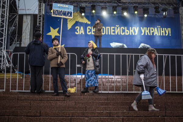Сторонники евроинтеграции Украины около сцены на Европейской площади в Киеве - Sputnik Таджикистан
