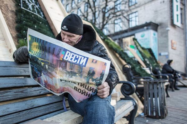 Участник акций сторонников евроинтеграции на баррикадах на площади Независимости в Киеве - Sputnik Таджикистан