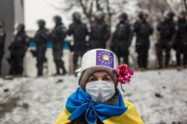 Участница протестных митингов за евроинтеграцию Украины на улице Грушевского в Киеве - Sputnik Таджикистан