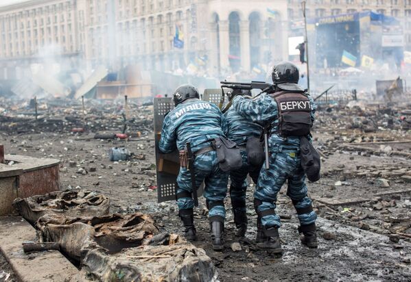 Сотрудники правоохранительных органов на площади Независимости в Киеве - Sputnik Таджикистан