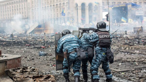 Сотрудники правоохранительных органов на площади Независимости в Киеве - Sputnik Таджикистан