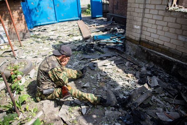 Ополченец в своем разрушенном доме в поселке Семеновка - Sputnik Таджикистан