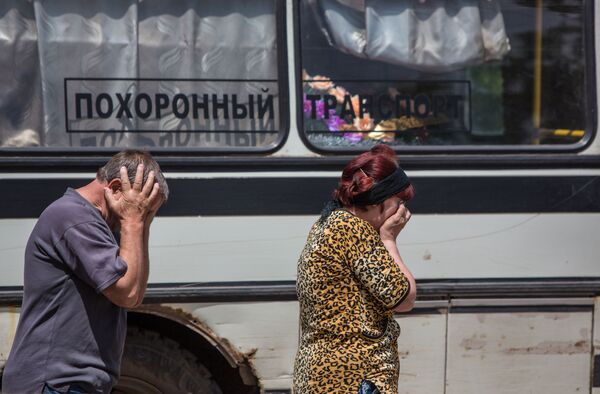 Похороны погибших при обстреле Славянска  - Sputnik Таджикистан