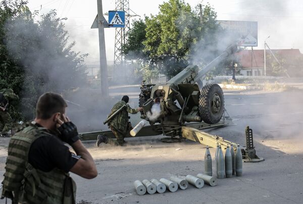 Ополченцы стреляют из гаубиц по позициям противника в Шахтерске - Sputnik Таджикистан