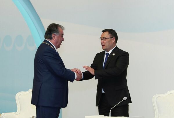 Президент Кыргызстана Садыр Жапаров поздравляет Эмомали Рахмона. - Sputnik Таджикистан