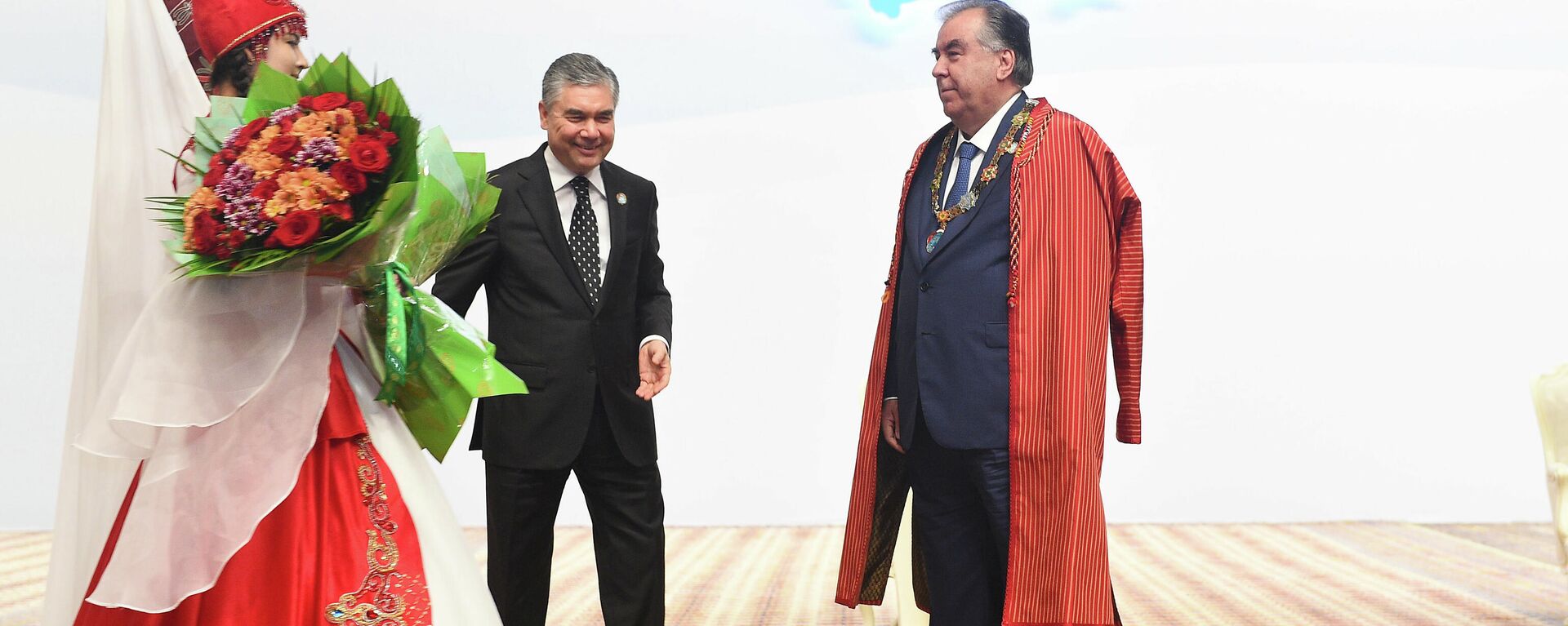 Почетная медаль глав государств Центральной Азии была вручена Президенту Республики Таджикистан Эмомали Рахмону - Sputnik Таджикистан, 1920, 06.08.2021