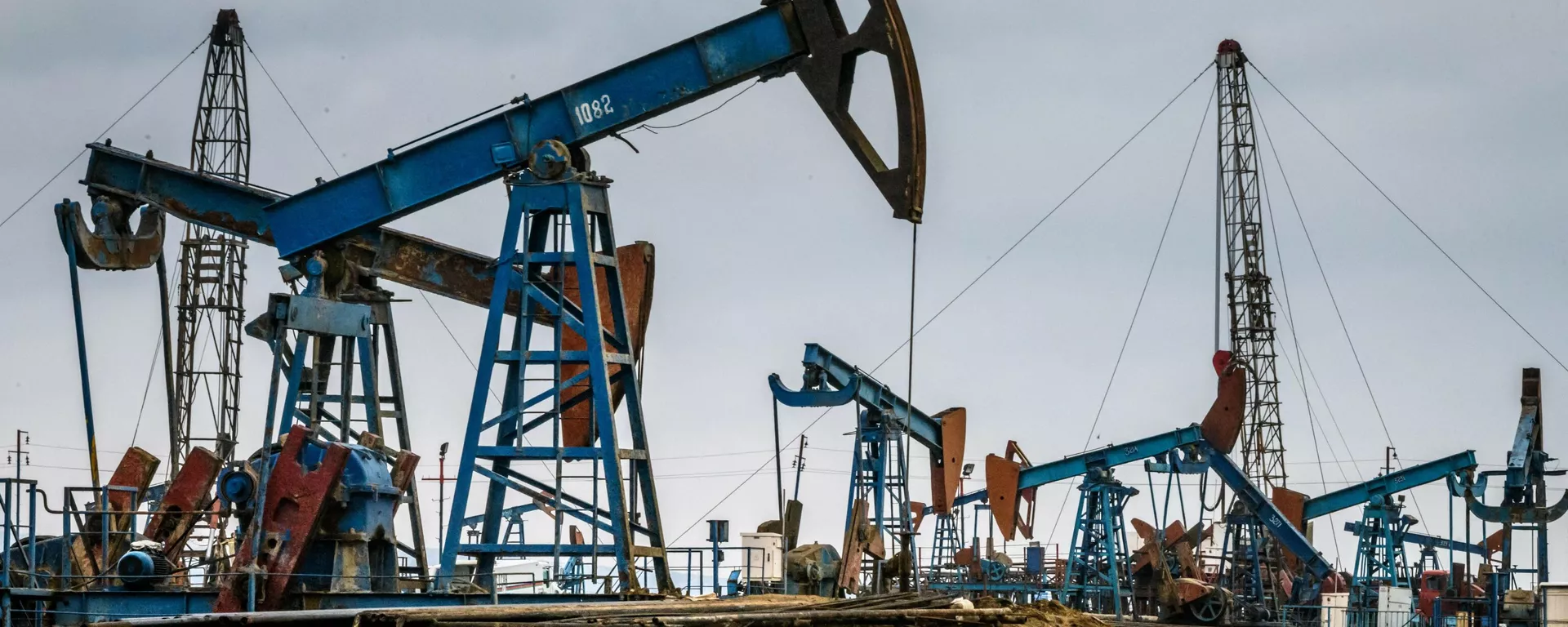 Добыча нефти из нефтяной скважины - Sputnik Тоҷикистон, 1920, 08.02.2022