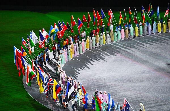 Парад спортсменов с флагами стран - участниц Олимпиады. - Sputnik Таджикистан