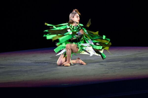 Японская танцовщица Аои Ямада выступает перед зрителями. - Sputnik Таджикистан