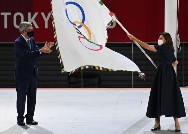 Томас Бах передал олимпийский флаг мэру Парижа Анн Идальго. - Sputnik Таджикистан