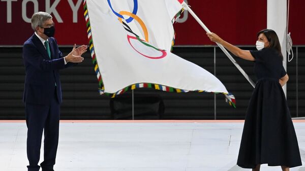 Президент МОК Томас Бах и мэр Парижа Анн Идальго на торжественной церемонии закрытия XXXII летних Олимпийских игр в Токио  - Sputnik Тоҷикистон