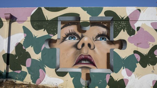 Граффити на стене бомбоубежища в израильском городе Сдерот  - Sputnik Тоҷикистон