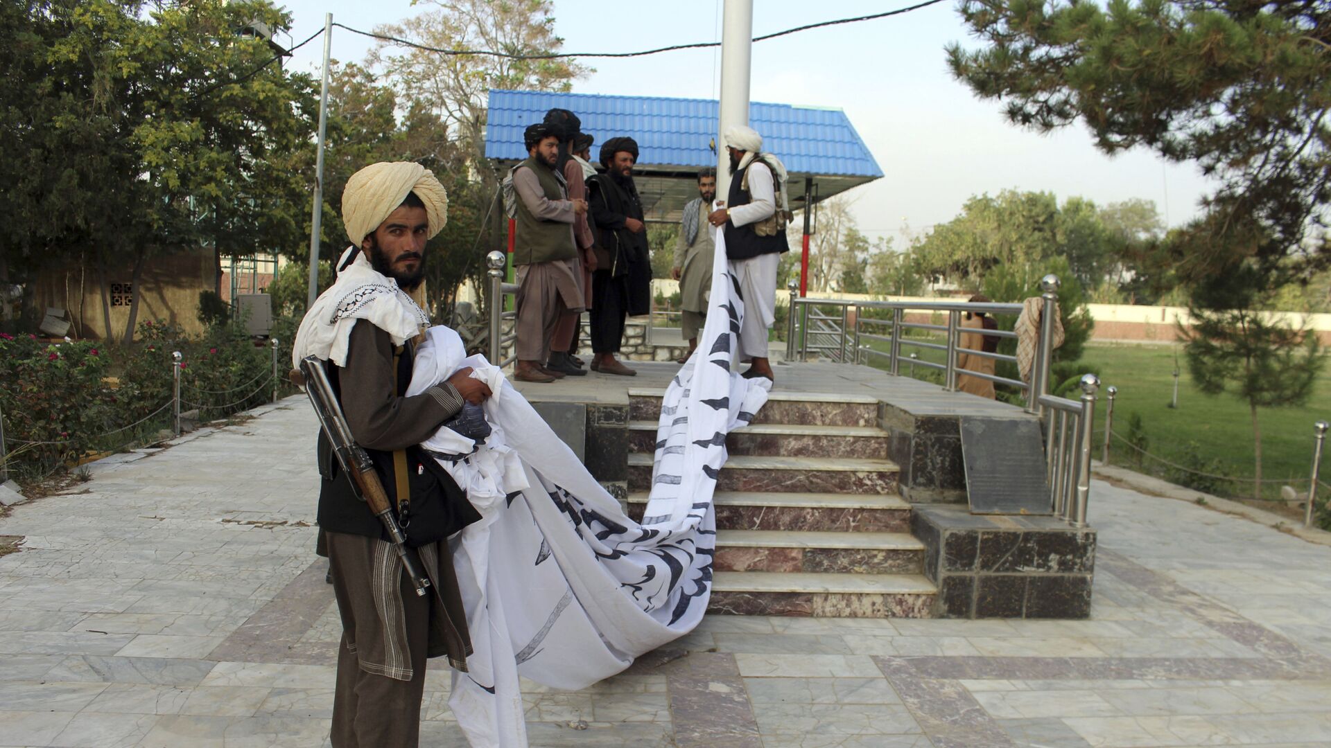 Боевики Талибан* поднимают свой флаг в городе Газни  - Sputnik Таджикистан, 1920, 25.08.2021