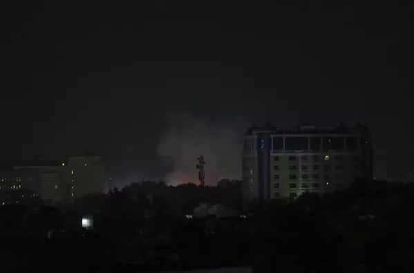 Аз боми бархе сафоратҳо, аз ҷумла сафорати ИМА дуд боло мешуд. Бино бар тахмини коршиносон, намояндагони дипломатӣ оҷилан маълумотҳои махфиро нобуд сохтанд Аз боми бархе сафоратҳо, аз ҷумла сафорати ИМА дуд боло мешуд. Бино бар тахмини коршиносон, намояндагони дипломатӣ оҷилан маълумотҳои махфиро нобуд сохтанд - Sputnik Тоҷикистон