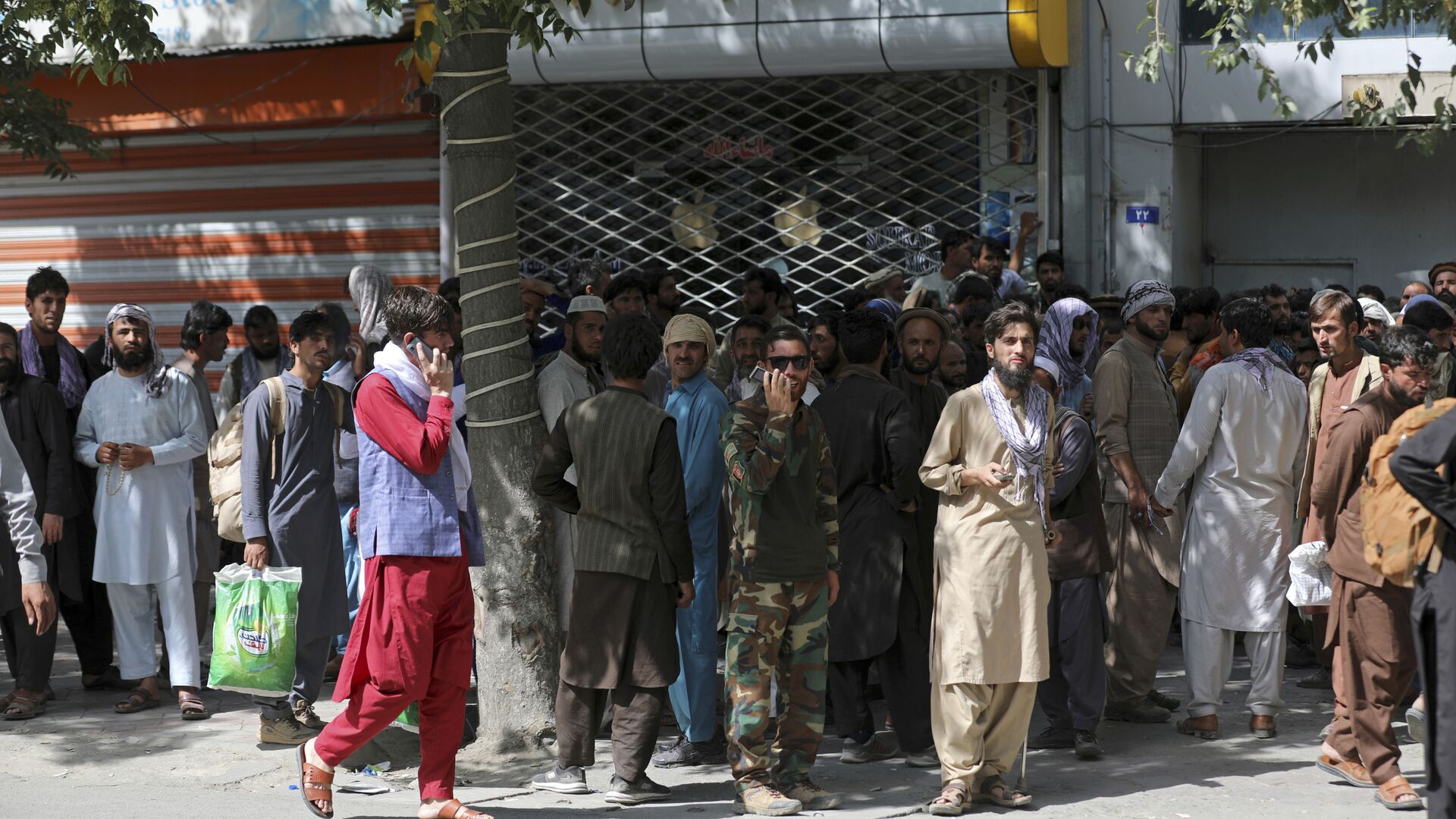 Афганцы в очереди в банк в Кабуле  - Sputnik Таджикистан, 1920, 17.08.2021