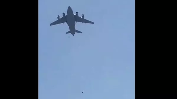 Афганцы зацепились за шасси вылетавшего из Кабула самолета и упали на землю - Sputnik Тоҷикистон