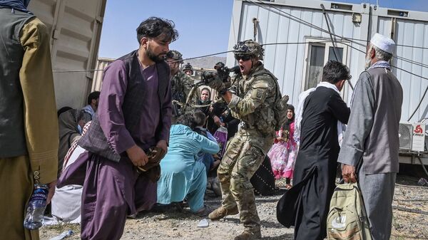 Американский солдат целится на афганцев в аэропорту Кабула  - Sputnik Тоҷикистон