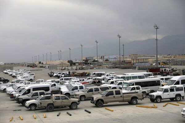 Автомобили, брошенные на крупнейшей авиабазе Афганистана Баграм - Sputnik Таджикистан