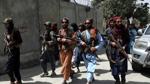 Боевики Талибана патрулируют район Вазир Акбар Хан в городе Кабул, Афганистан - Sputnik Тоҷикистон