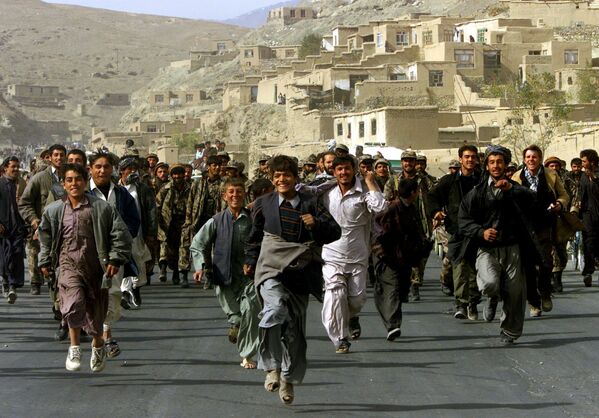 Жители Кабула приветствуют бойцов &quot;Северного альянса&quot;, которые входят в столицу Афганистана Кабул, 13 ноября 2001 года. - Sputnik Таджикистан