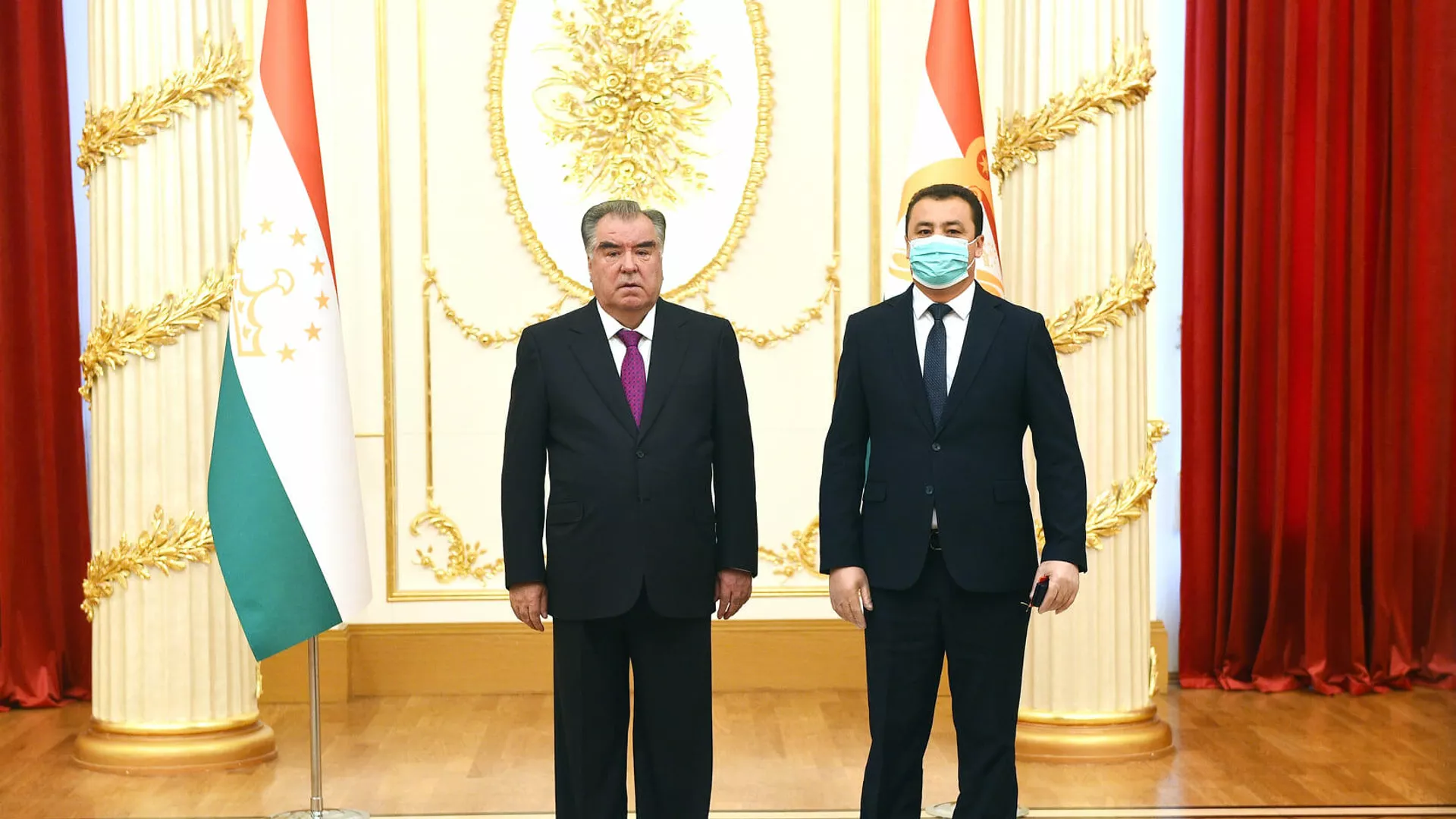 Тақдими мукофоти давлатӣ ба Ақназар Аловатов аз сӯи  Эмомалӣ Раҳмон, раисиҷумҳури Тоҷикистон