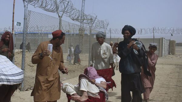 Афганские беженцы въезжают в Пакистан через пограничный переход в Чамане - Sputnik Таджикистан