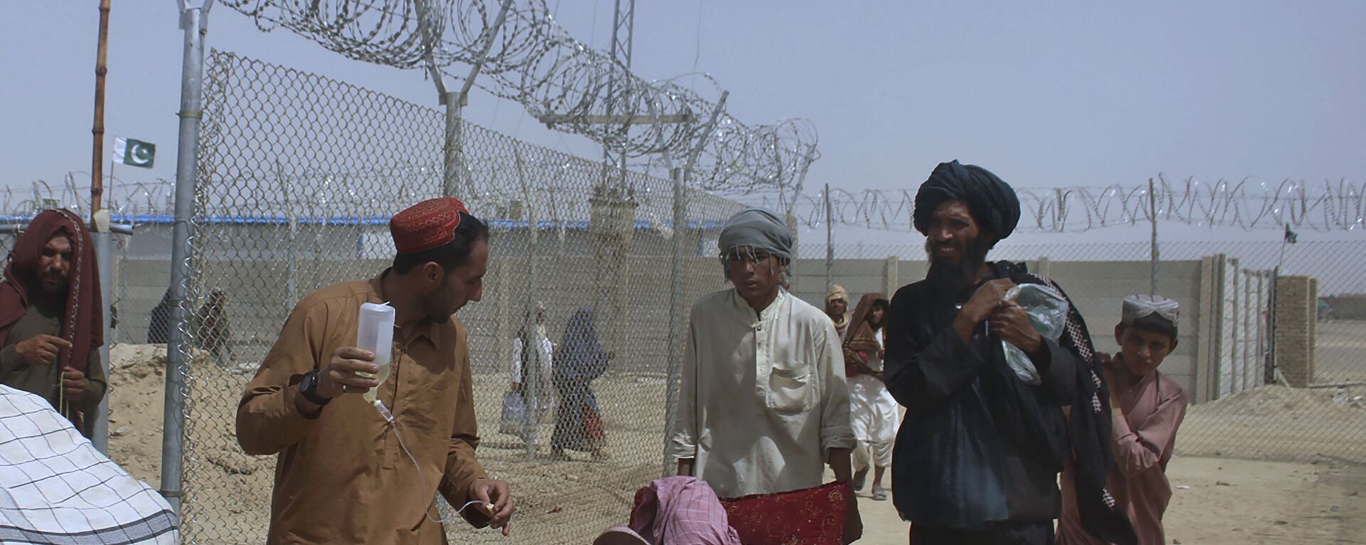 Афганские беженцы въезжают в Пакистан через пограничный переход в Чамане - Sputnik Тоҷикистон, 1920, 18.05.2022