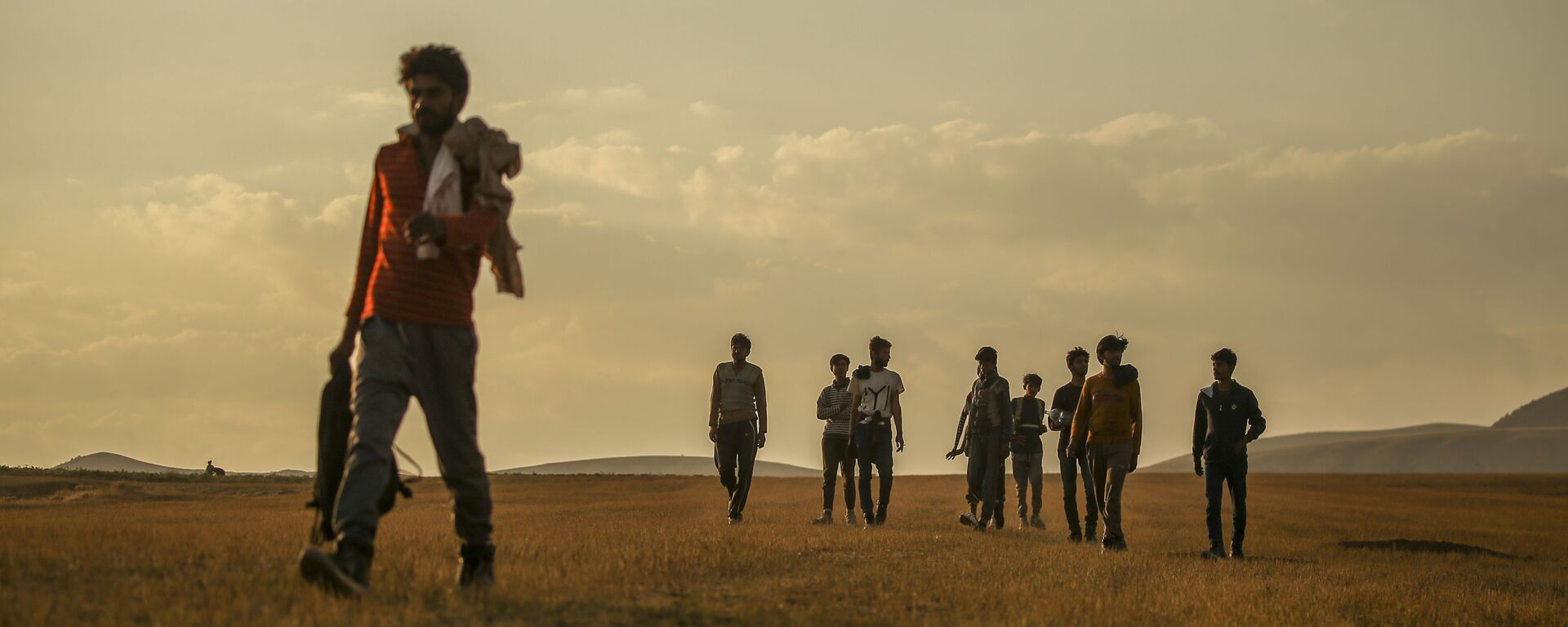 Афганцы гуляют по сельской местности в Татване, Турция  - Sputnik Таджикистан, 1920, 02.09.2021