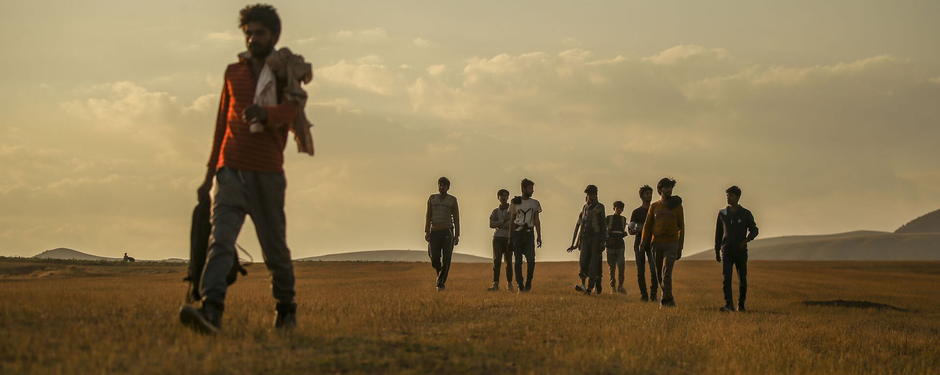 Афганцы гуляют по сельской местности в Татване, Турция  - Sputnik Таджикистан, 1920, 02.09.2021