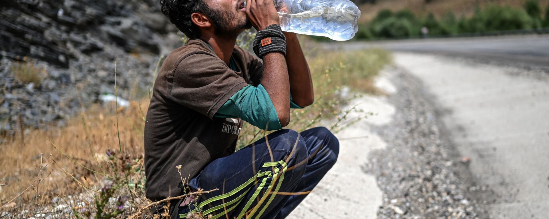 Афганский мигрант пьет воду в Татване - Sputnik Тоҷикистон, 1920, 06.06.2022